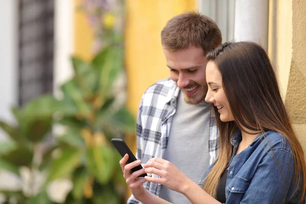 Couple Heureux Utilisant Téléphone Intelligent Debout Dans Une Rue Colorée — Photo