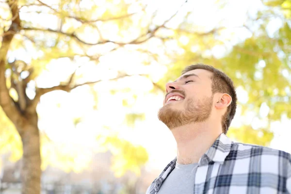 Ευτυχισμένος Άνθρωπος Αναπνέει Καθαρό Αέρα Ένα Πάρκο Δέντρα Στο Παρασκήνιο — Φωτογραφία Αρχείου