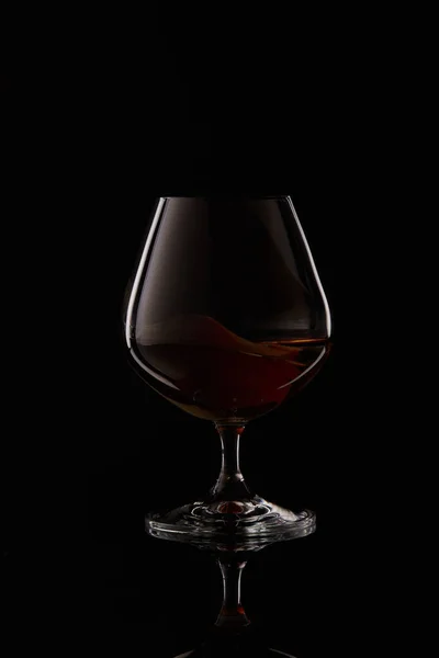 Glas Mit Cognac Auf Schwarzem Hintergrund Mit Reflexion — Stockfoto