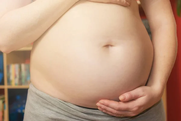 Die Junge Frau Kontrolliert Während Der Schwangerschaft Ihre Magenstraffung Horizontal — Stockfoto