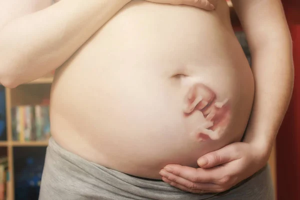 妊娠中の若い女性は 二重露光のやがて生まれる子供のスペース ショットで彼女の裸の腹部を保持しています 水平方向に — ストック写真
