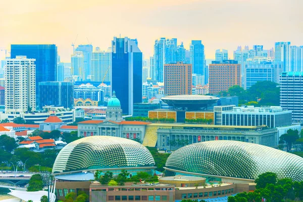 ビューや近代建築の高層ビルによって Espalanade とシンガポール航空スカイライン — ストック写真