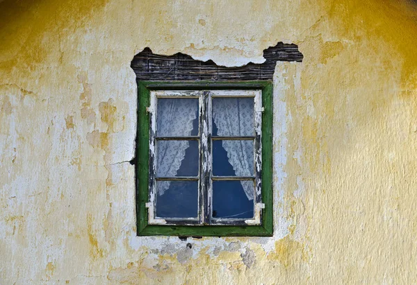 Morsches Fenster Alter Trostloser Bauernhausfassade Mit Abgesplittertem Putz Auf Riffmatte — Stockfoto