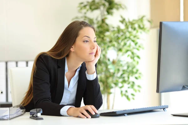 Verwirrter Und Gelangweilter Büroangestellter Überprüft Computerinhalte Arbeitsplatz — Stockfoto