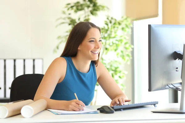Szczęśliwa Bizneswoman Pracuje Linii Komputerem Robi Notatki Biurze — Zdjęcie stockowe