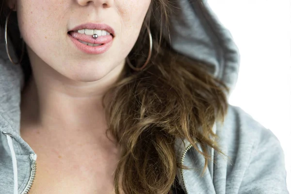 Jong Tiener Meisje Met Tong Piercing Hoodie Geïsoleerd — Stockfoto