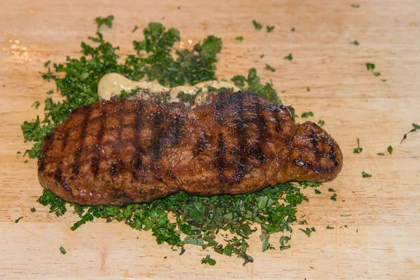 Steak Auf Einer Planke Einem Bett Aus Senf Und Koriander — Stockfoto