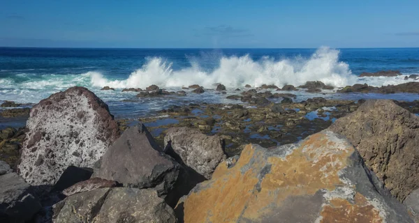 Nyáron Hullámok Csapódnak Sziklás Tengerpartra Valle Gran Rey Gomera Kanári — Stock Fotó