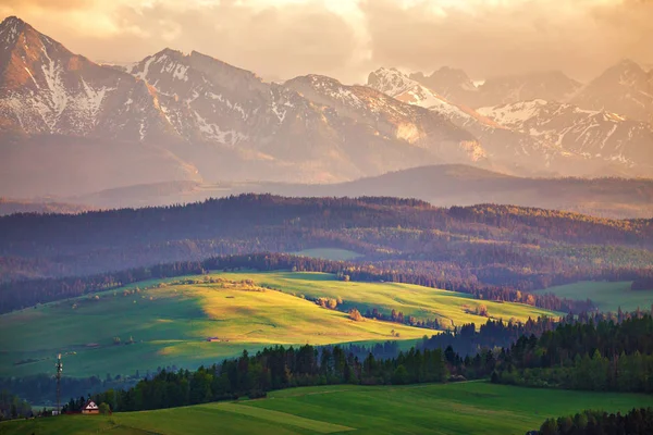 Caped 필드와 Malopolska 폴란드에에서 Tatra Pieniny 범위에서에서 — 스톡 사진