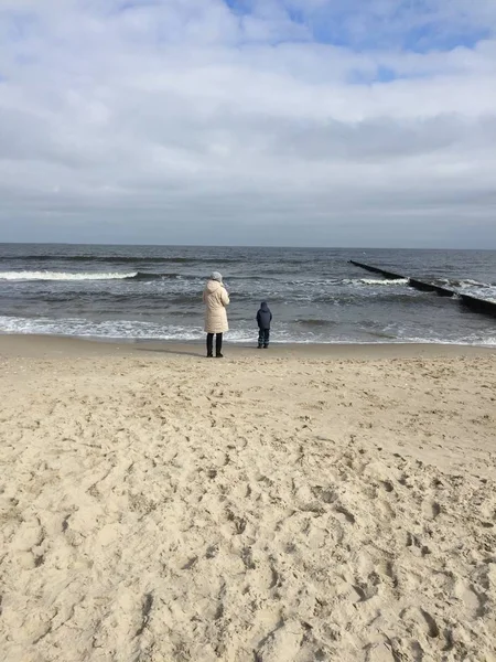 Niño Está Pie Con Madre Mar Báltico Mirando Mar Las — Foto de Stock