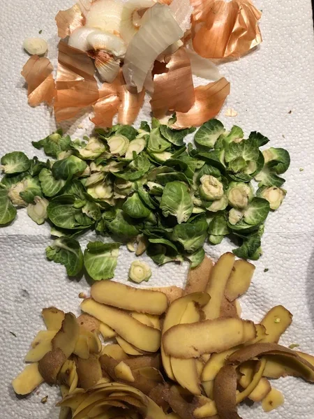 Gereinigde Rozen Kool Spruitjes Aardappelen Geschild Een Kom Daarnaast Het — Stockfoto