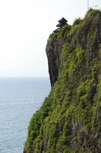 印度尼西亚巴厘岛的Pura Luhur Uluwatu寺庙 悬崖上有蓝天和大海 — 图库照片
