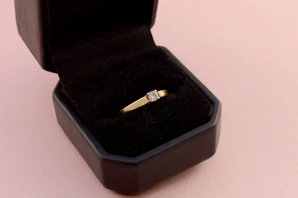 展示柜内镶嵌黄金纸牌钻石戒指的特写镜头 — 图库照片