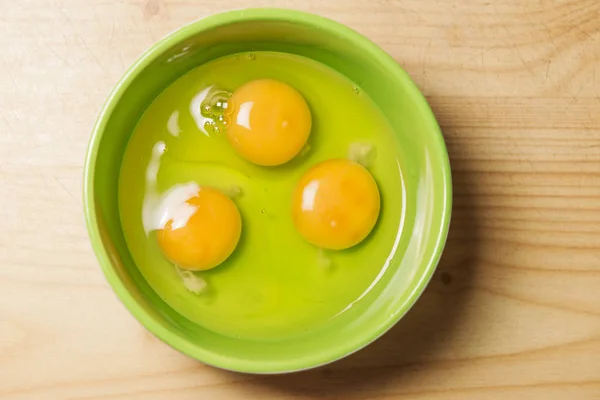 Drei Rohe Eier Einem Grünen Becher Draufsicht — Stockfoto