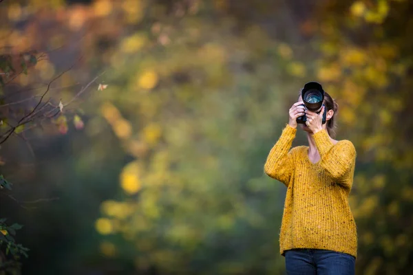 Ładny Kobieta Fotograf Fotografowanie Odkryty Kolor Piękny Jesienny Dzień Płytkie — Zdjęcie stockowe