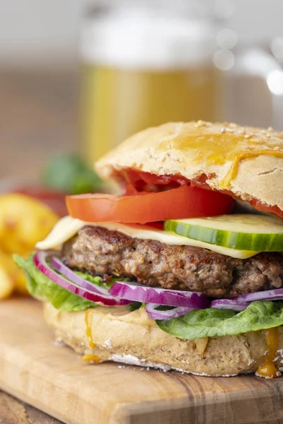 Hamburguesa Casera Madera Oscura —  Fotos de Stock