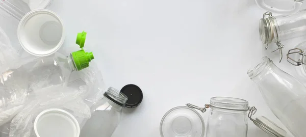 Viele Verschiedene Leere Glas Und Plastikflaschen Liegen Auf Weißem Hintergrund — Stockfoto