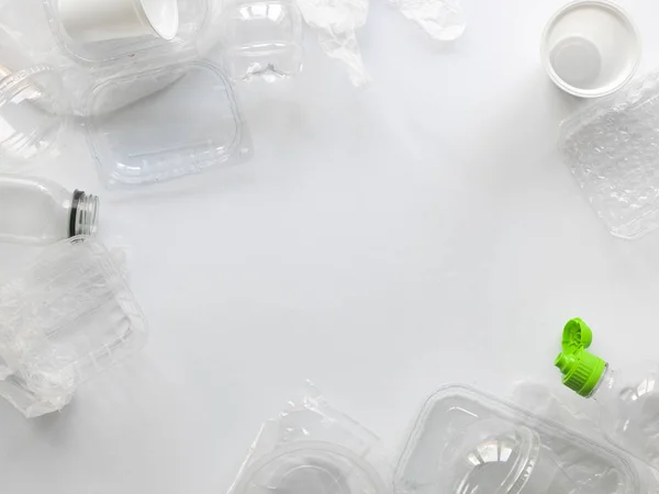 Wiele Różnych Pustych Plastikowych Butelek Opakowań Leżących Białym Tle Sfotografowanych — Zdjęcie stockowe