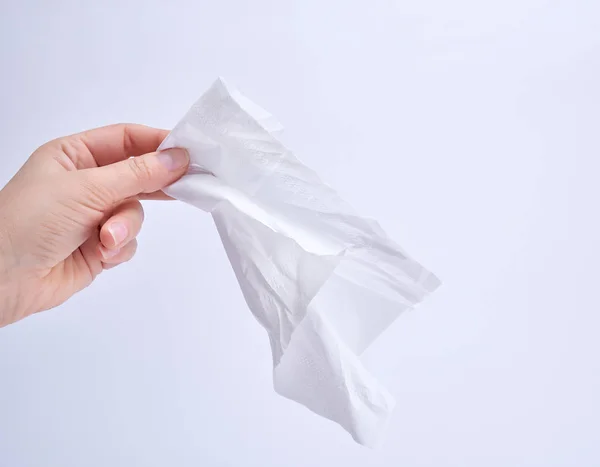 Main Féminine Tenant Une Serviette Papier Blanc Propre Pour Visage — Photo