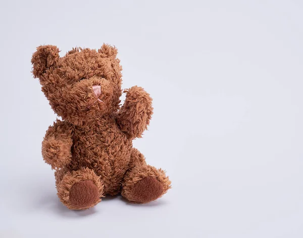 Kleiner Brauner Teddybär Auf Weißem Hintergrund Kopierraum — Stockfoto