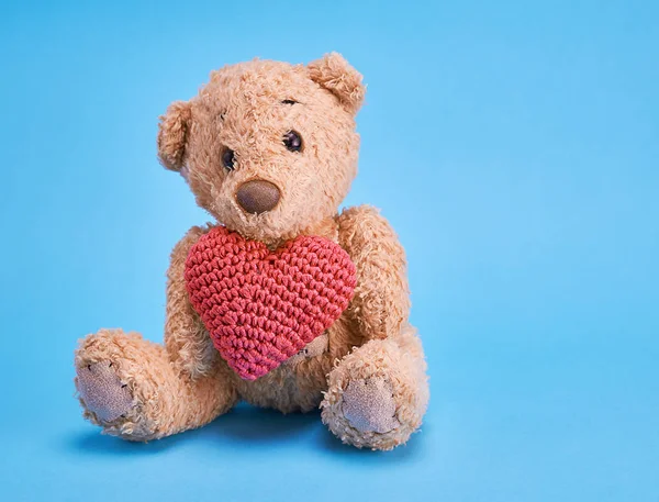 Osito Peluche Sosteniendo Corazón Rojo Sobre Fondo Azul — Foto de Stock