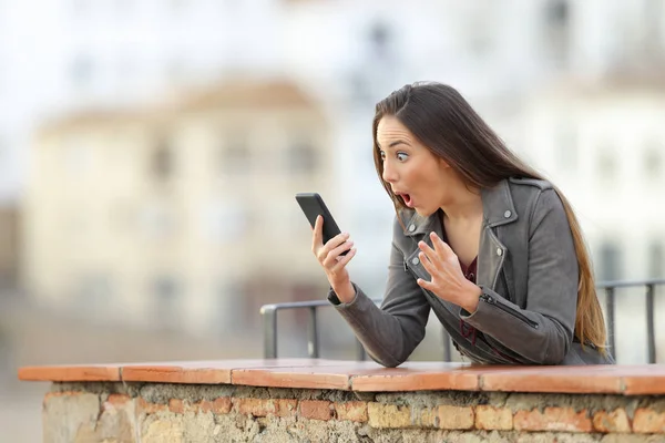 Překvapená Žena Pomocí Chytrého Telefonu Venkovském Apartmánu Terasa Dovolené — Stock fotografie