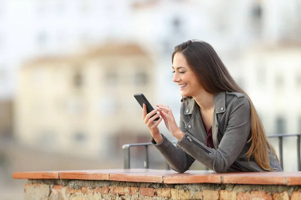 Happy Girl Using Smart Phone Balcony Town Vacation — Stock Photo, Image