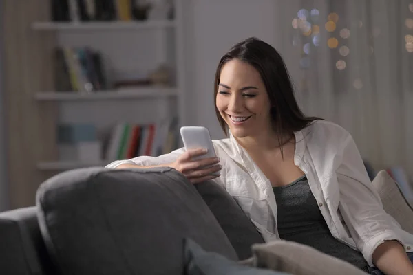 Glückliche Frau Sieht Smartphone Inhalte Nachts Hause Auf Dem Sofa — Stockfoto