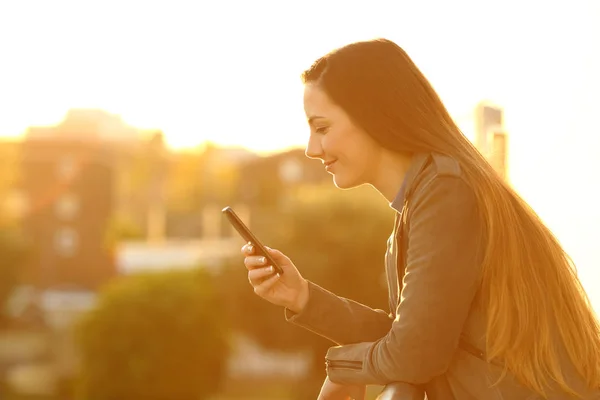 Retrato Una Mujer Relajada Balcón Revisando Contenido Del Teléfono Inteligente — Foto de Stock