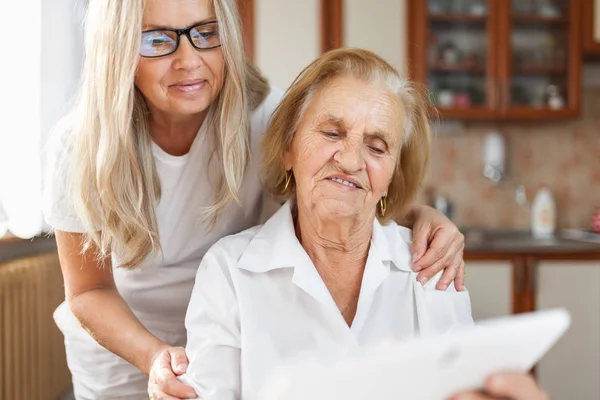 Fornire Assistenza Sostegno Agli Anziani — Foto Stock