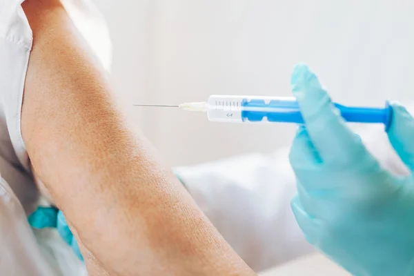 Médico Que Administra Uma Vacina Doente Idoso — Fotografia de Stock