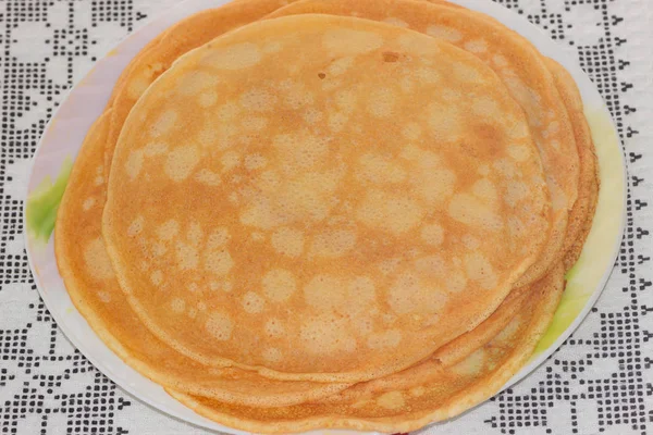 Prato Com Panquecas Numa Toalha Estampada Maslenitsa Shrovetide — Fotografia de Stock