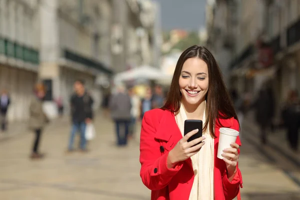 Vista Frontal Una Mujer Feliz Usando Teléfono Inteligente Invierno Calle — Foto de Stock