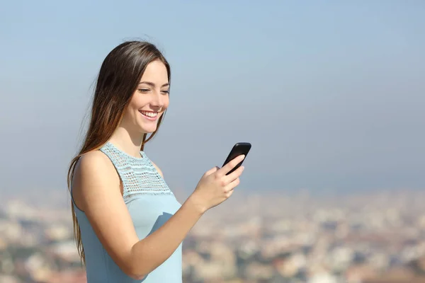 Mujer Feliz Usando Teléfono Inteligente Caminando Las Afueras Una Ciudad — Foto de Stock