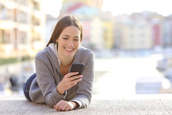 Heureuse Adolescente Vérifiant Contenu Téléphone Intelligent Extérieur Couché Sur Trottoir — Photo