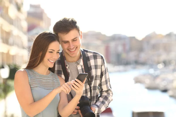 Heureux Couple Touristes Vérifiant Contenu Téléphone Intelligent Pendant Les Vacances — Photo