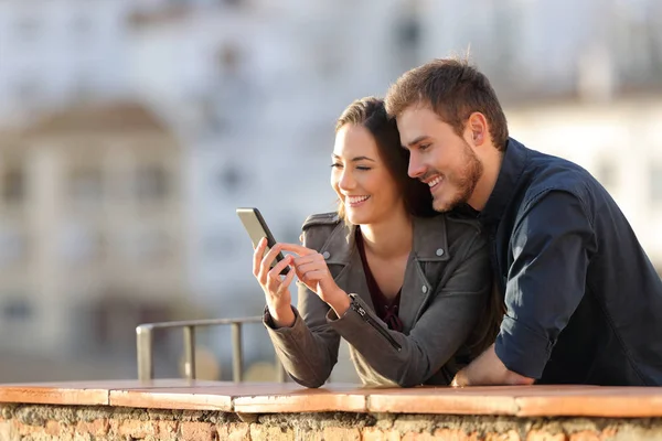 Couple Heureux Utilisant Téléphone Intelligent Dans Balcon Coucher Soleil Avec — Photo