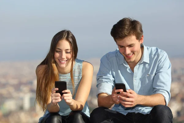 Portrait Avant Couple Heureux Utilisant Leurs Téléphones Intelligents Extérieur Dans — Photo