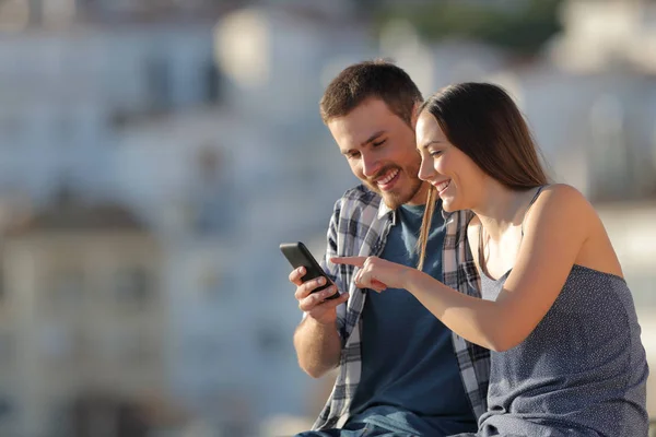 Happy Couple Navigation Téléphone Cellulaire Contenu Ligne Dans Une Banlieue — Photo