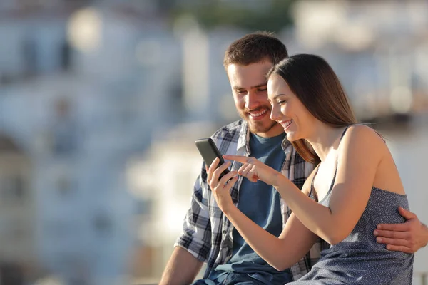 Happy Couple Browsing Smart Phone Content Town Outskirts Sunset — Stock Photo, Image