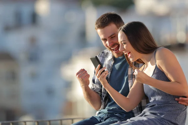 Excited Couple Celebrating Online Smart Phone News Outdoors Town Outskirts — Stock Photo, Image