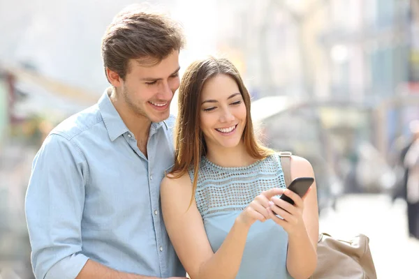 Couple Heureux Marchant Dans Rue Vérifier Contenu Téléphone Intelligent — Photo