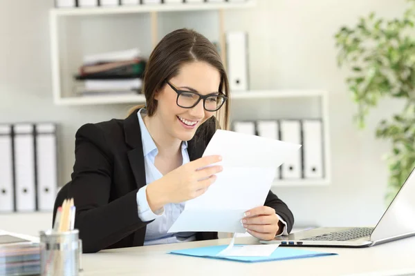 Felice Impiegato Leggendo Una Lettera Carta Desktop — Foto Stock