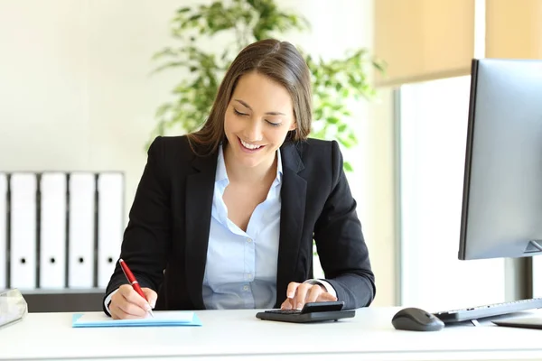 Impiegato Che Calcola Bilancio Con Calcolatrice Scrittura Documento — Foto Stock