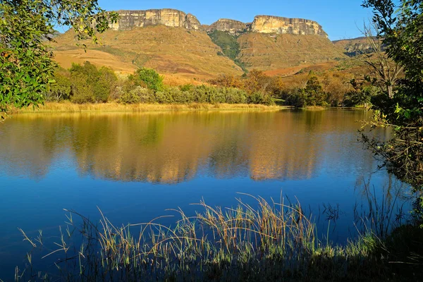 南非皇家纳塔尔国家公园 砂岩山和池塘 在水中倒影 — 图库照片