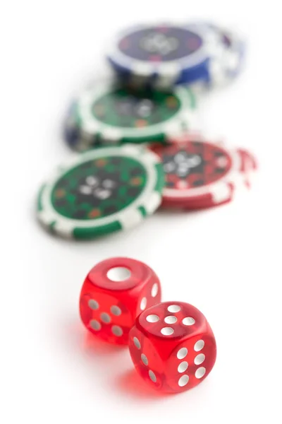 Beyaz Arkaplanda Yalıtılmış Zar Poker Çipleri — Stok fotoğraf