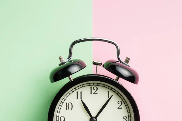Reloj Despertador Vintage Dos Tonos Fondo Color Vista Superior — Foto de Stock