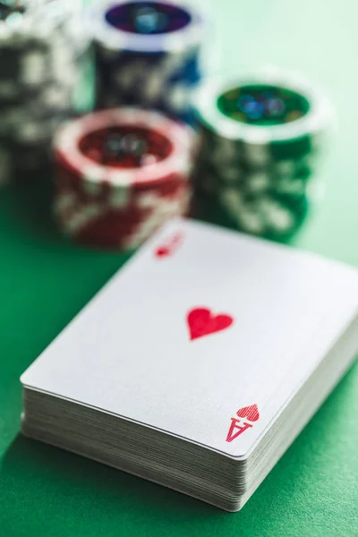 Κάρτες Και Μάρκες Πόκερ Στο Πράσινο Τραπέζι — Φωτογραφία Αρχείου