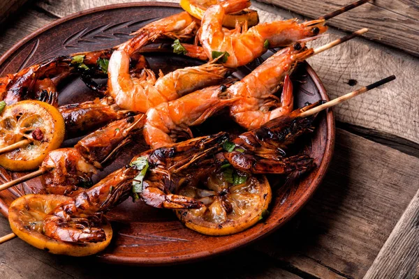 Deliciosos Camarões Assados Espetos Com Limão Churrasco Camarão Grelhado Cozinhar — Fotografia de Stock