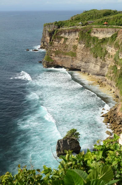 Pura Luhur Uluwatu Templom Balin Indonéziában Kék Égbolttal Tengerrel — Stock Fotó